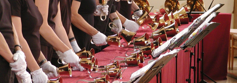 Handglocken und Spieler am Tisch