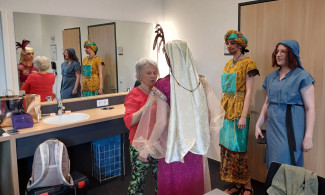 Gisela Morawe-Saal hilft "Königin Isebel", das selbst geschneiderte Kostüm anzulegen. 