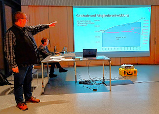 Dekan Uwe Rasp referiert bei der Dekanatssynode am 17.10.2025 in Bad Neustadt.